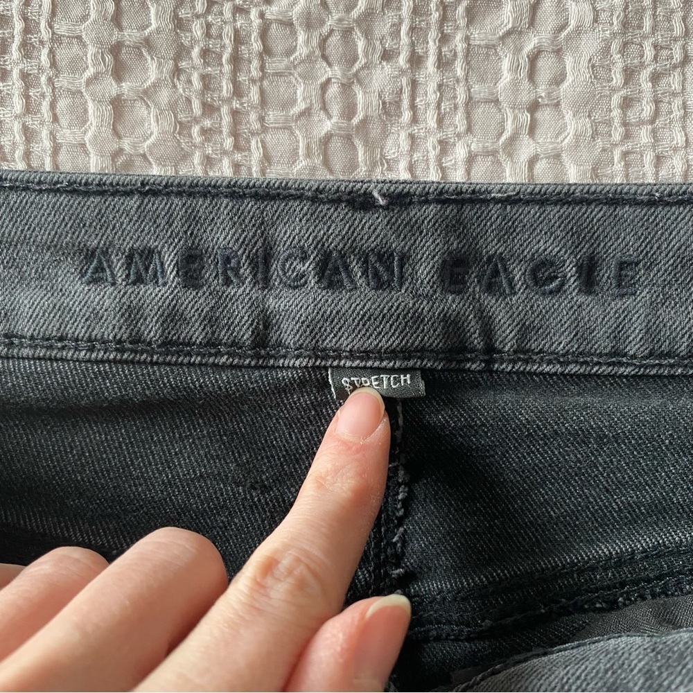 American Eagle High Waisted Mom Jean Black Washed Grey Sz 2 Short Stretch - Picture 5 of 11